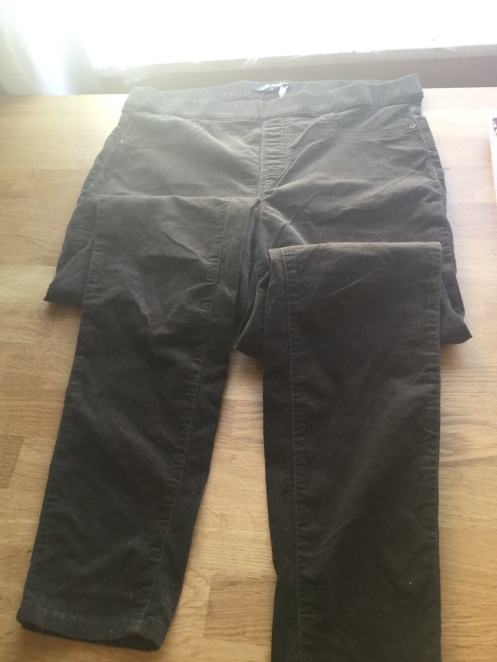Charlie B corduroy pull on pants skinny leg excellent used condition size 10